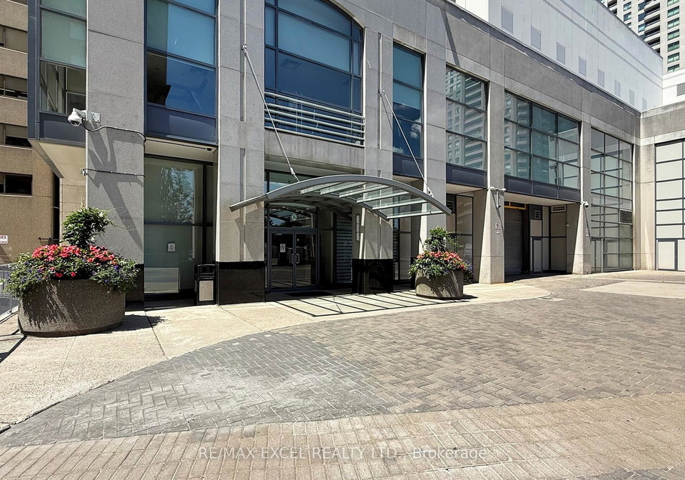 8-hillcrest-avenue-toronto-north-york-ontario-c13518278