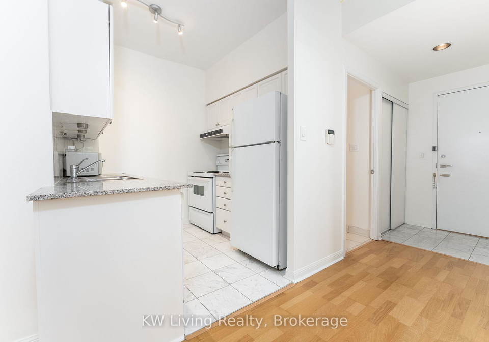 230-queens-quay-w-toronto-toronto-ontario-c13526022