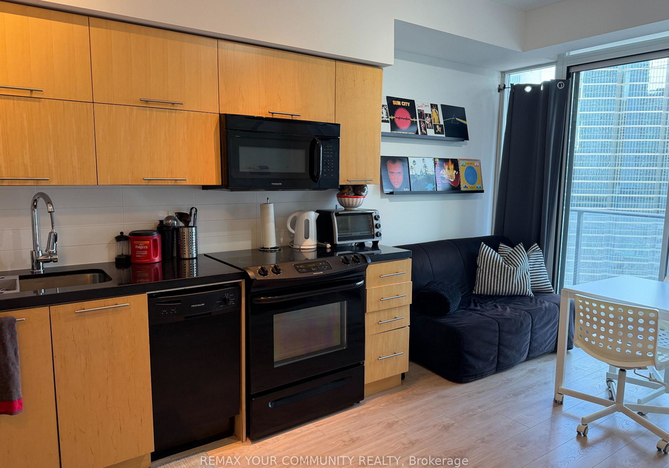 126-simcoe-street-toronto-toronto-ontario-c13526674