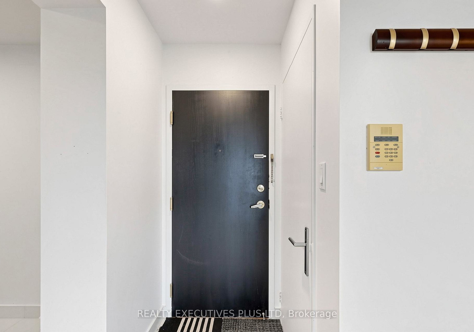 18-hillcrest-avenue-toronto-north-york-ontario-c13532312