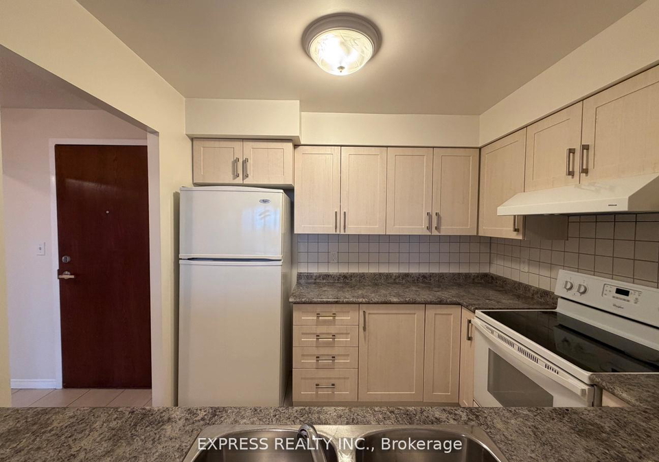 39-pemberton-avenue-toronto-north-york-ontario-c13533846