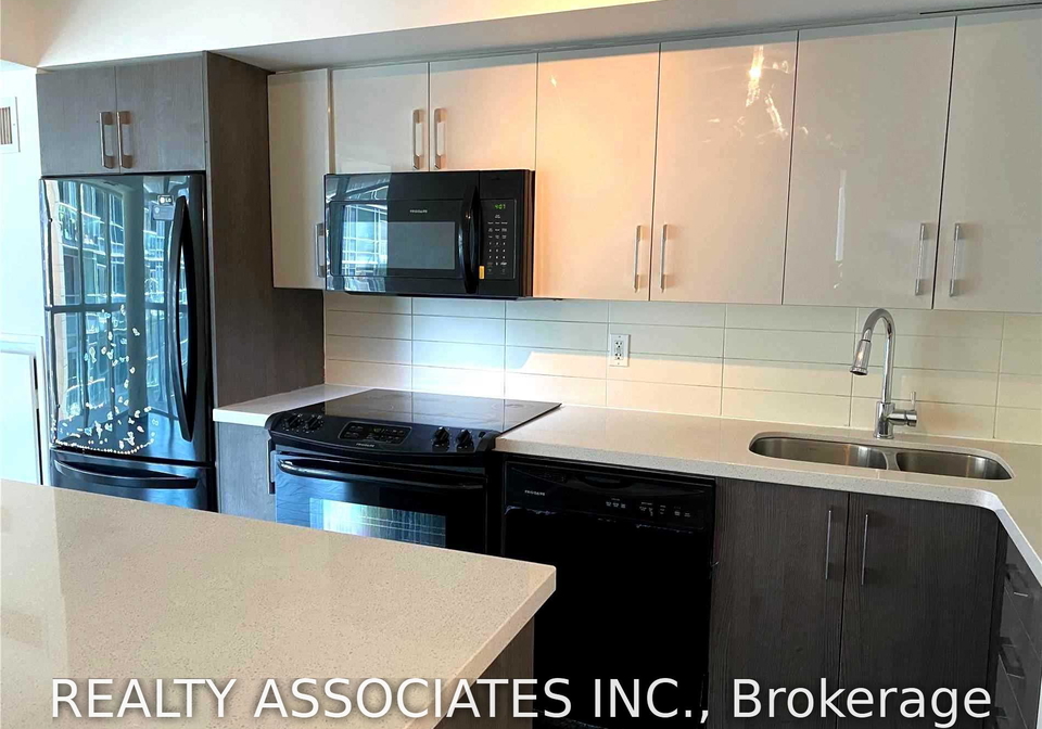 126-simcoe-street-toronto-toronto-ontario-c13536508