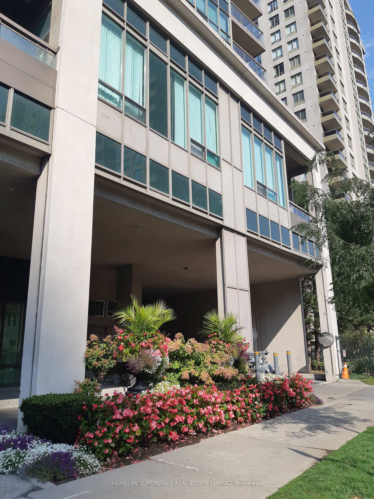 18-parkview-avenue-toronto-north-york-ontario-c13555172