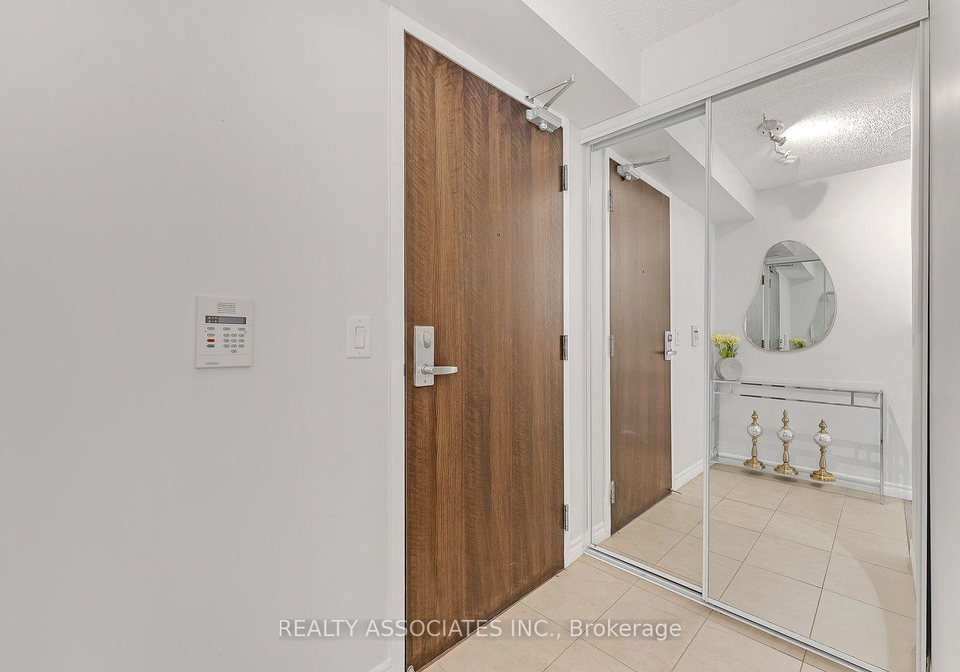 19-grand-trunk-crescent-toronto-toronto-ontario-c13560982