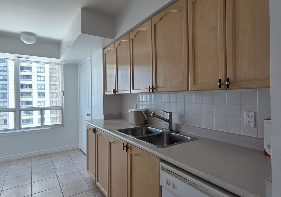 8-hillcrest-avenue-toronto-north-york-ontario-c13574640