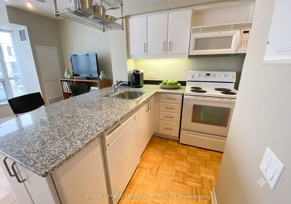 33-sheppard-avenue-e-toronto-north-york-ontario-c13575686