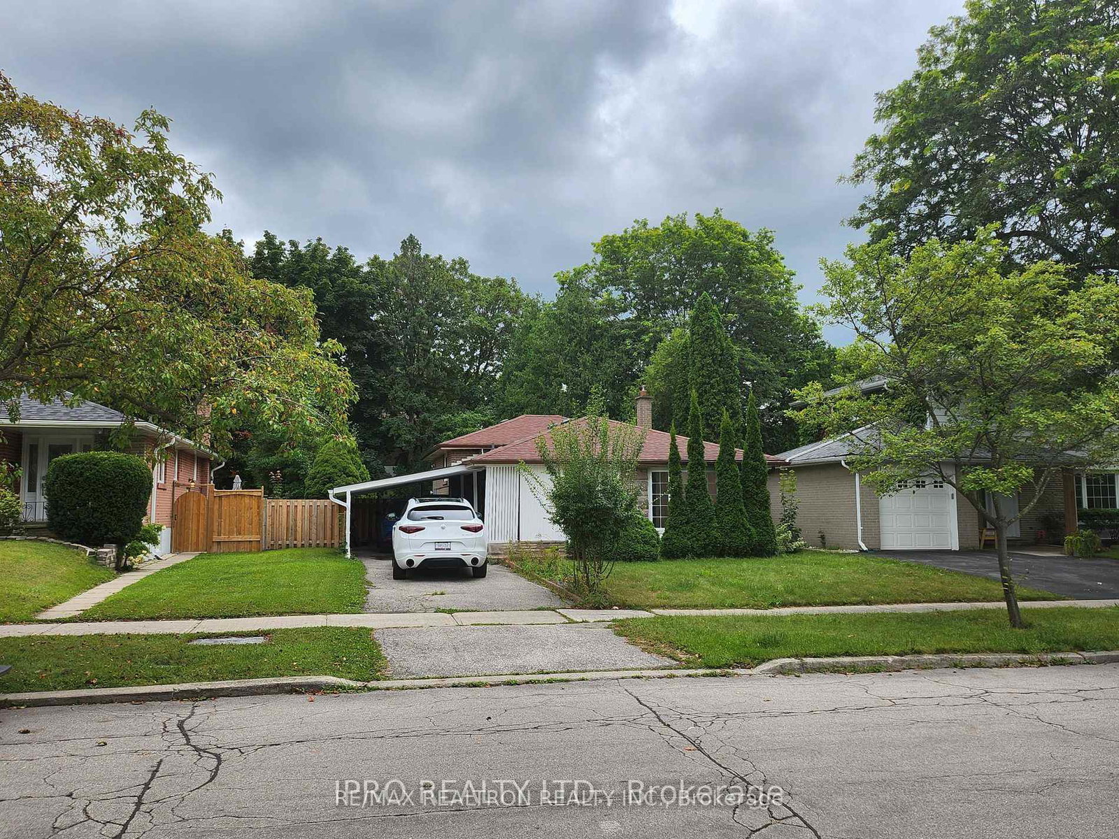 16-cresthaven-drive-toronto-north-york-ontario-c13577834