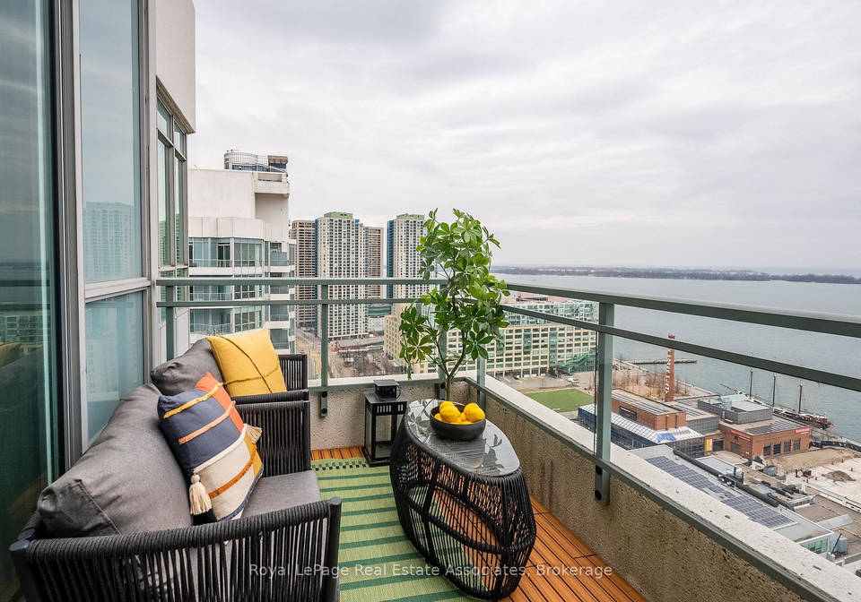 230-queens-quay-w-toronto-toronto-ontario-c13579200