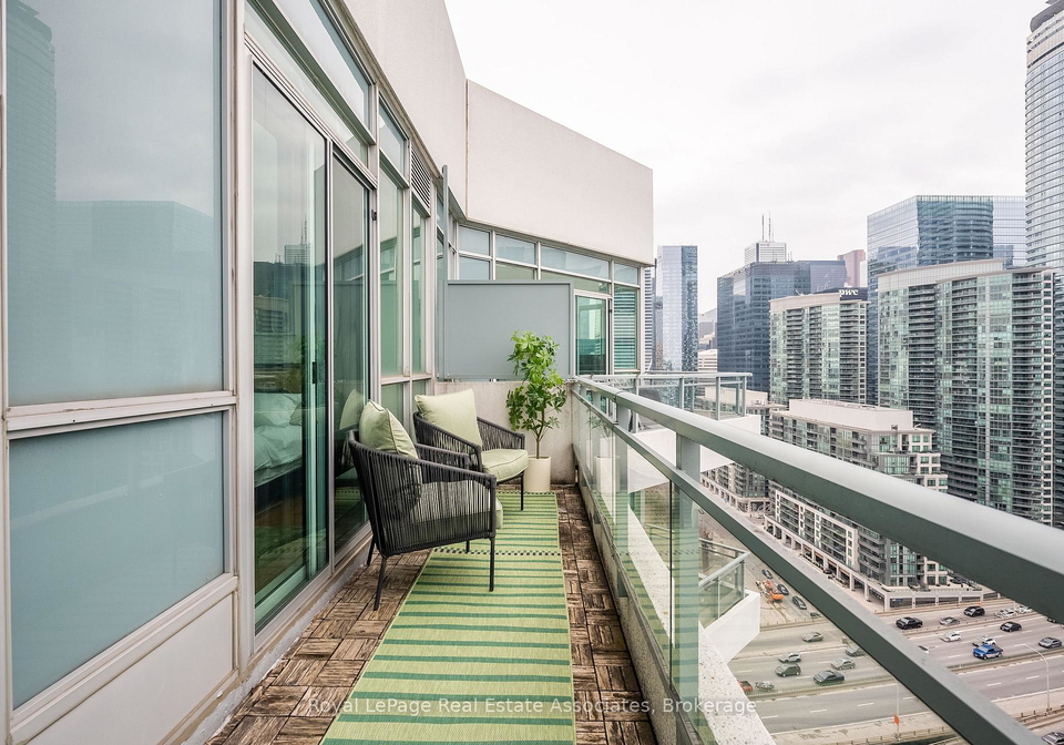 230-queens-quay-w-toronto-toronto-ontario-c13579200