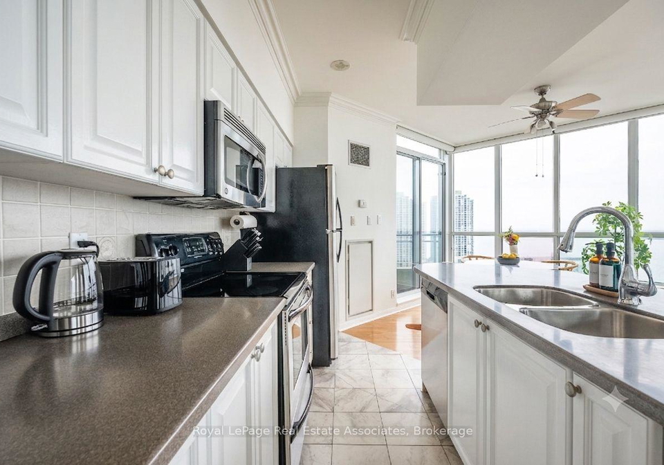 230-queens-quay-w-toronto-toronto-ontario-c13579200