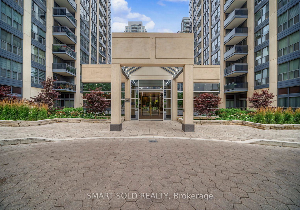28-hollywood-avenue-toronto-north-york-ontario-c13581488