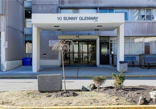 10-sunny-glenway-toronto-east-york-ontario-c13590810