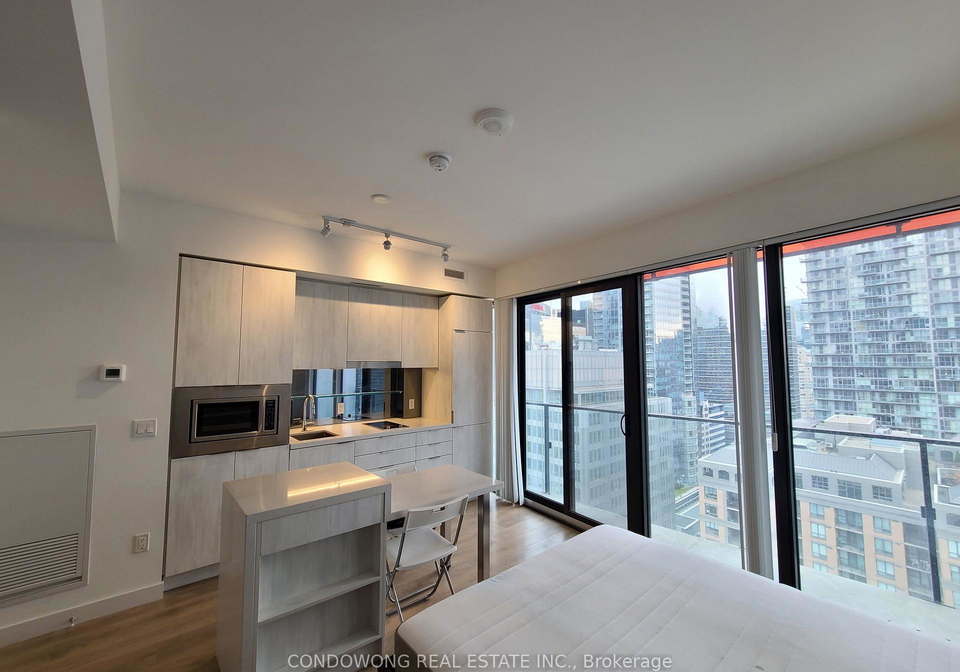 215-queen-street-w-toronto-toronto-ontario-c13590868