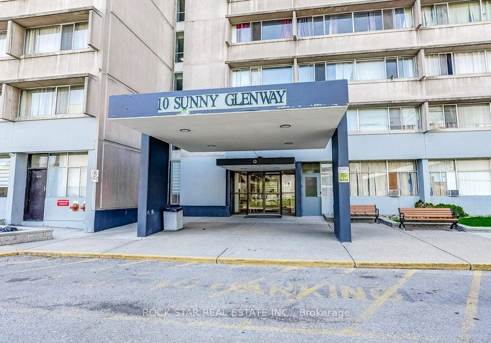 10-sunny-glenway-toronto-east-york-ontario-c13597902