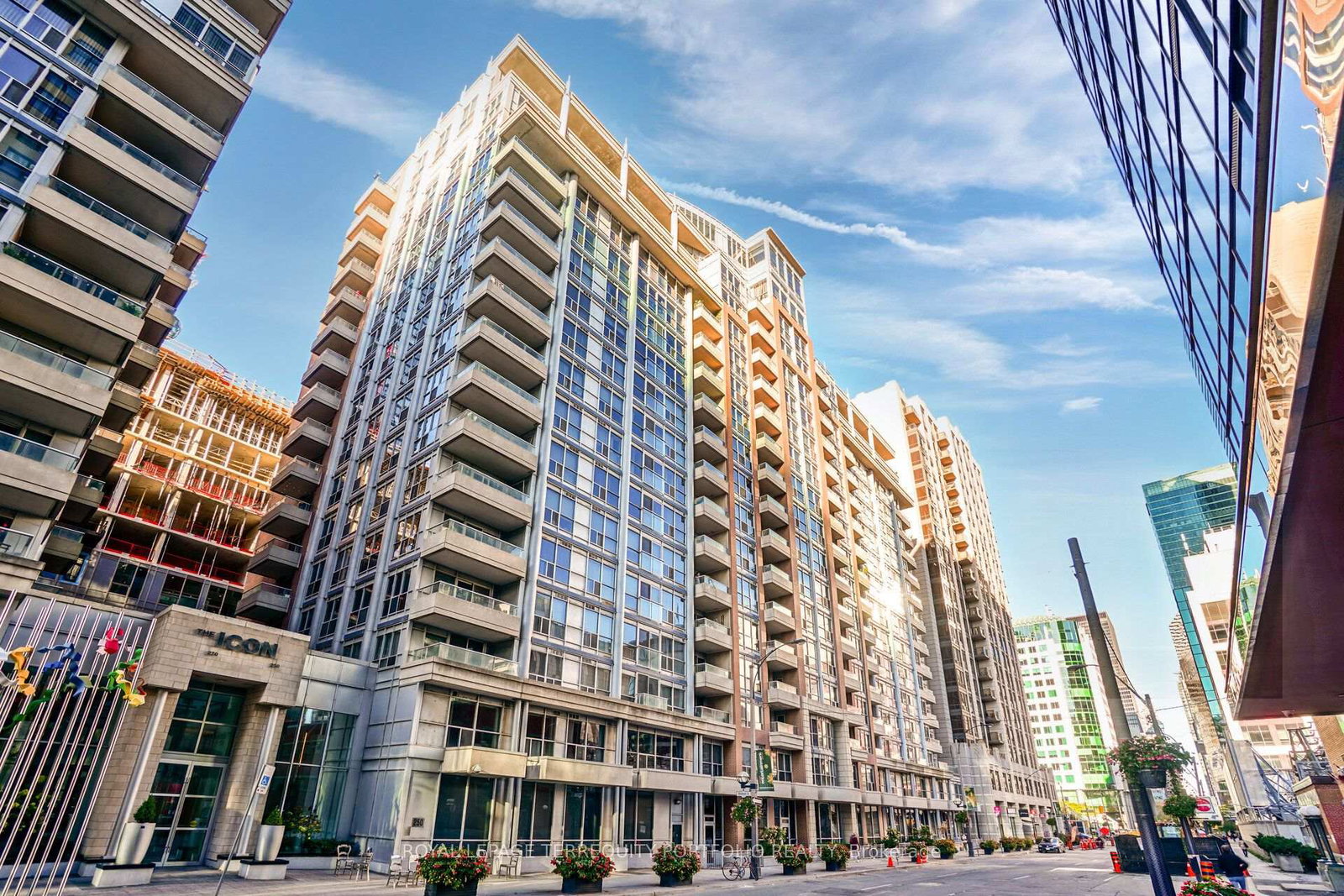 250-wellington-street-w-toronto-toronto-ontario-c13597906