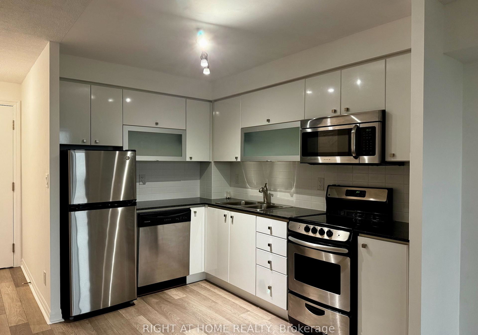 2015-sheppard-avenue-e-toronto-north-york-ontario-c13597960