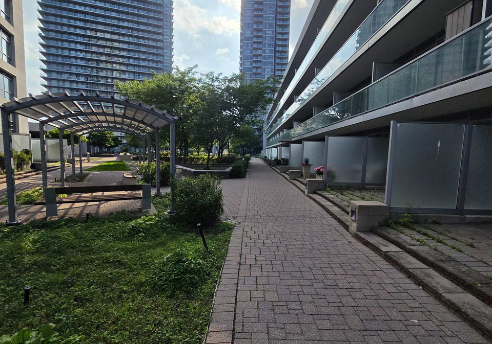 2035-sheppard-avenue-e-toronto-north-york-ontario-c13600970