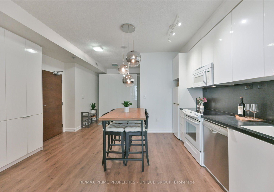 15-iceboat-terrace-toronto-toronto-ontario-c13603476