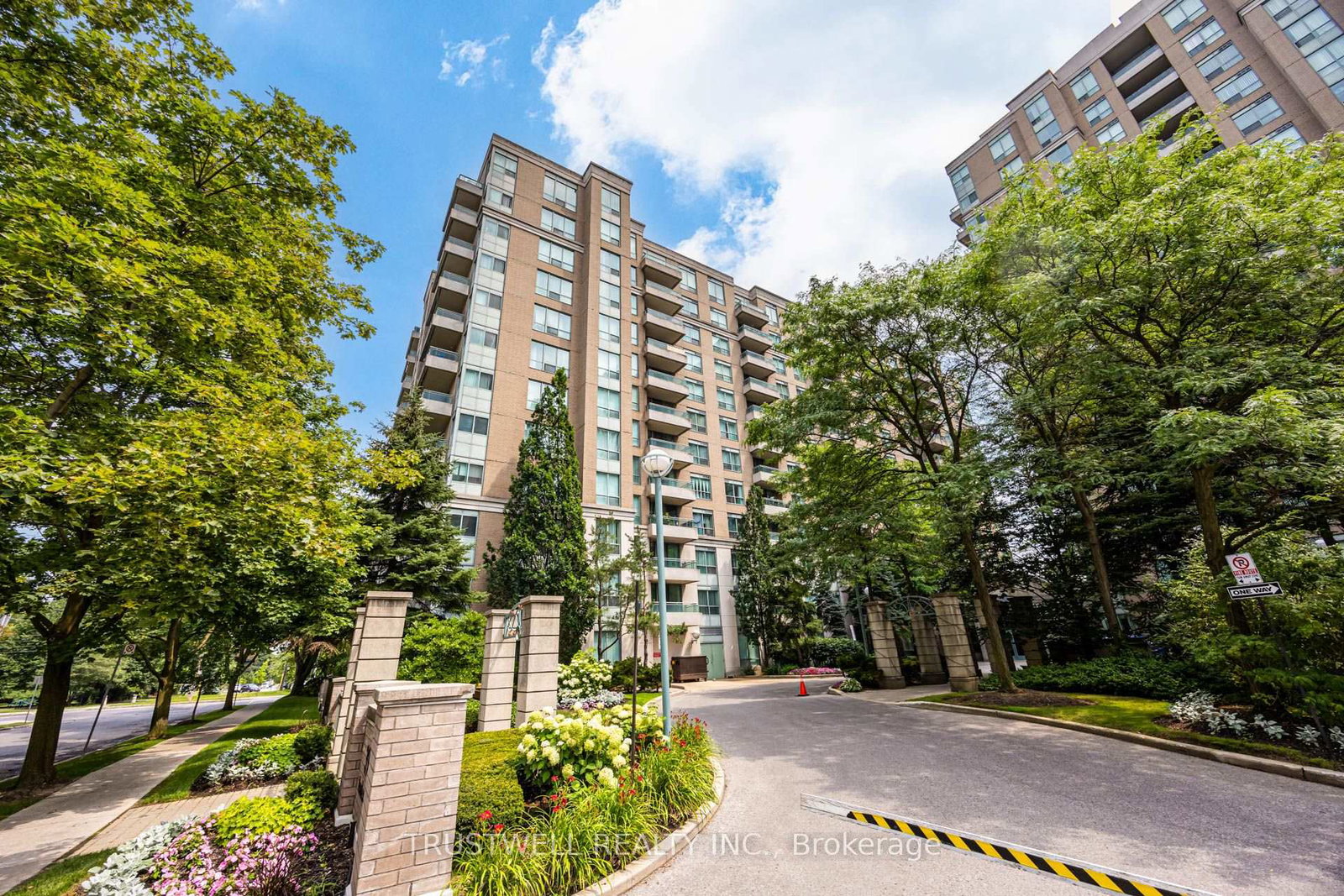 39-pemberton-avenue-toronto-north-york-ontario-c13611222