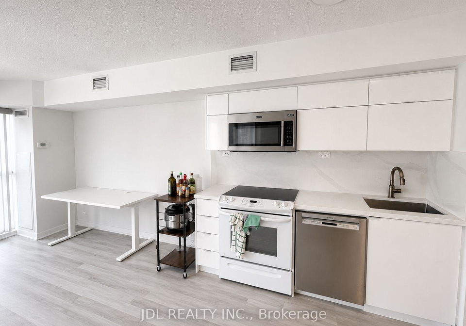 21-iceboat-terrace-toronto-toronto-ontario-c13627944