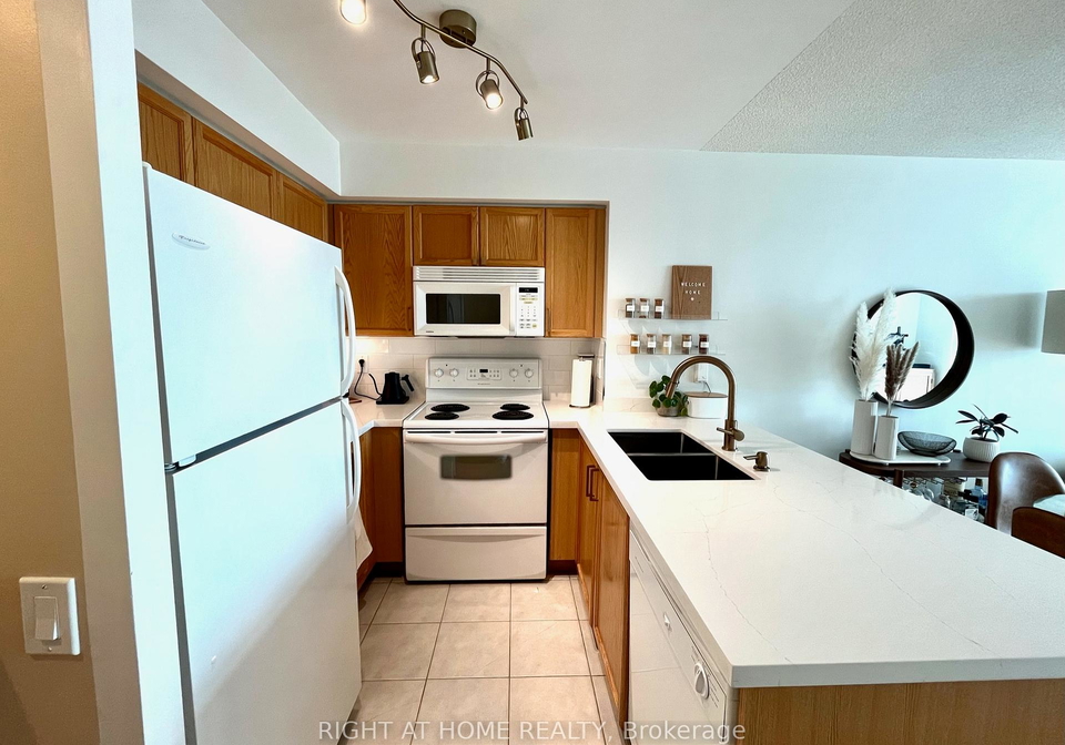 28-harrison-garden-boulevard-toronto-north-york-ontario-c13630640