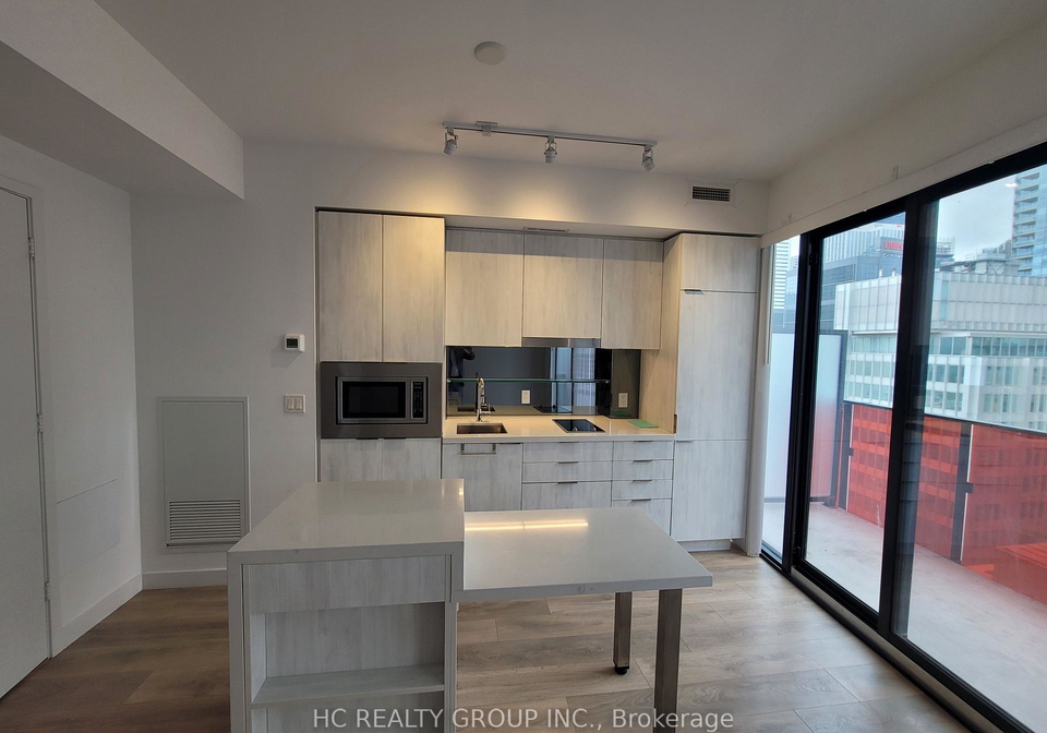 215-queen-street-w-toronto-toronto-ontario-c13641368