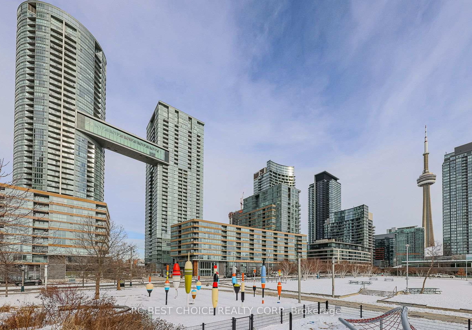 21-iceboat-terrace-n-toronto-toronto-ontario-c13642058
