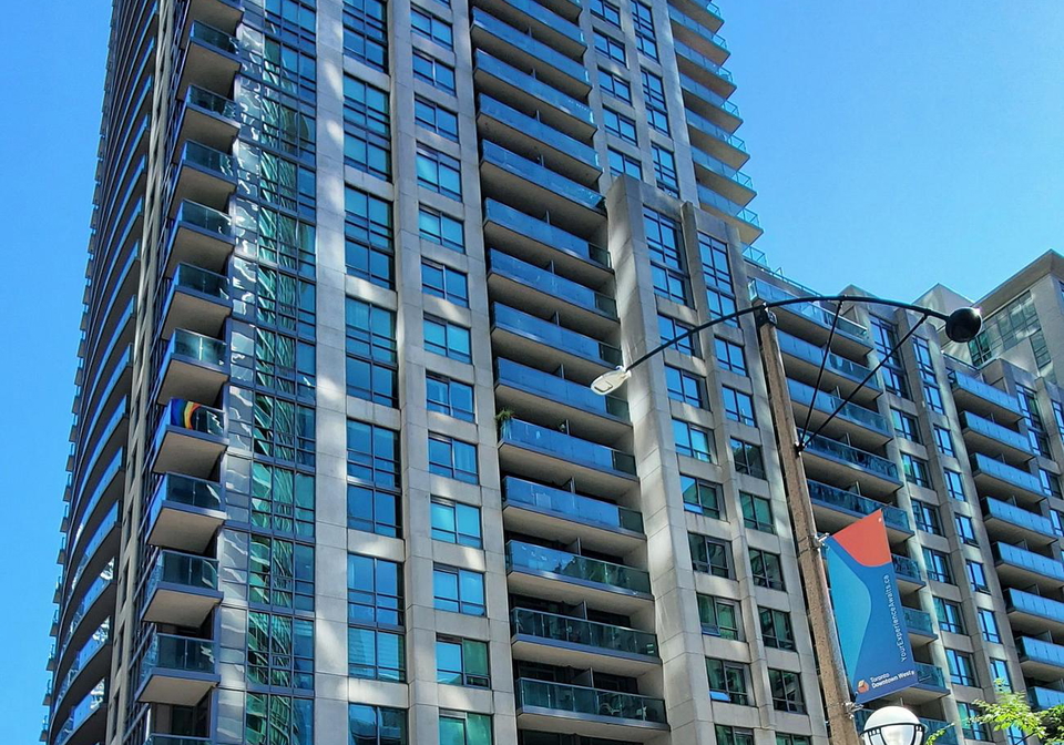 19-grand-trunk-crescent-toronto-toronto-ontario-c13642190