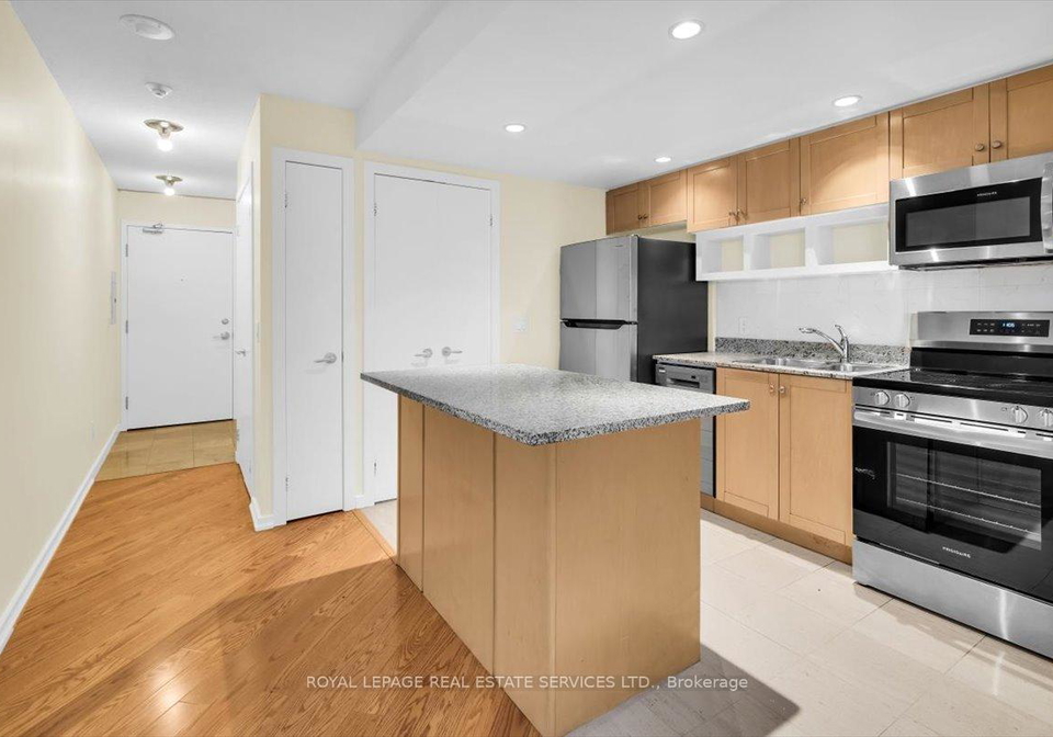 208-queens-quay-w-toronto-toronto-ontario-c13644072