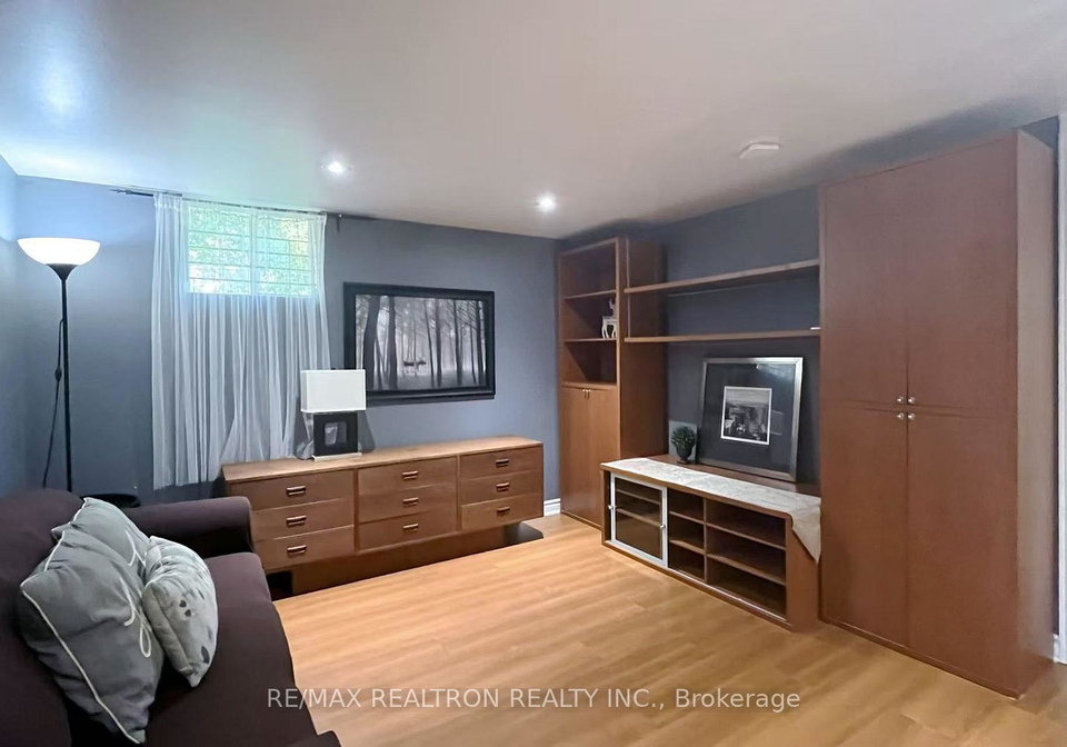 2-greyhound-drive-toronto-north-york-ontario-c13650172