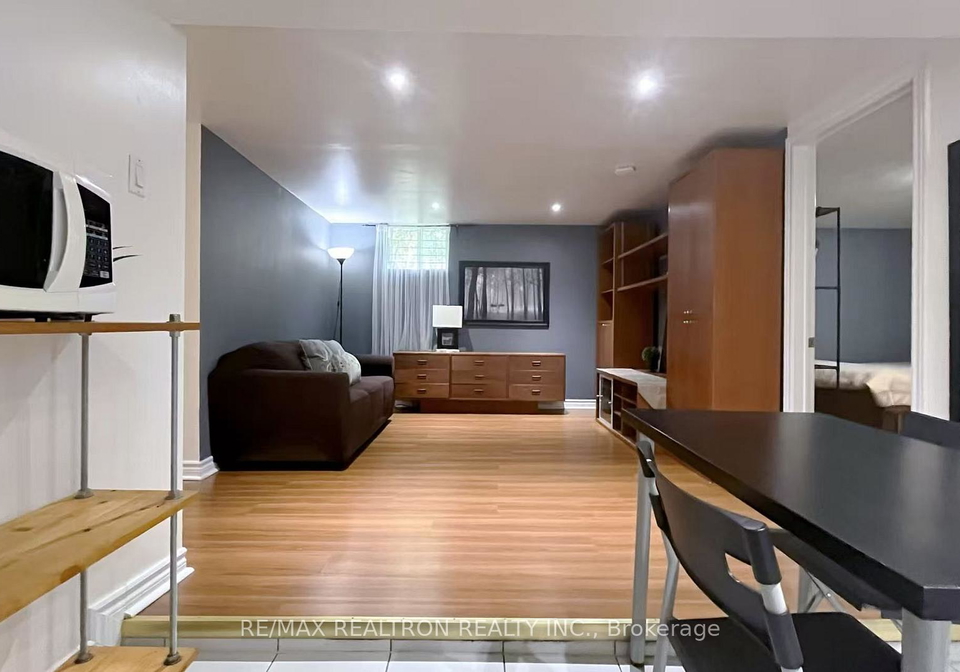 2-greyhound-drive-toronto-north-york-ontario-c13650172