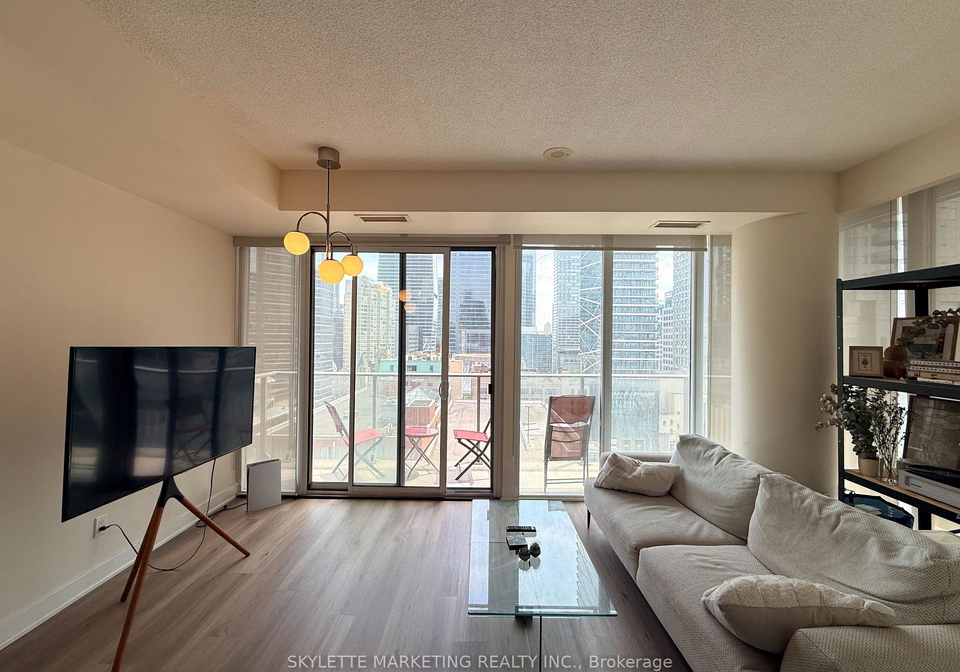 126-simcoe-street-toronto-toronto-ontario-c13654828