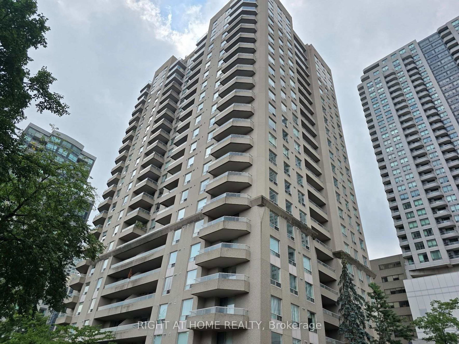 18-hillcrest-avenue-toronto-north-york-ontario-c13657502