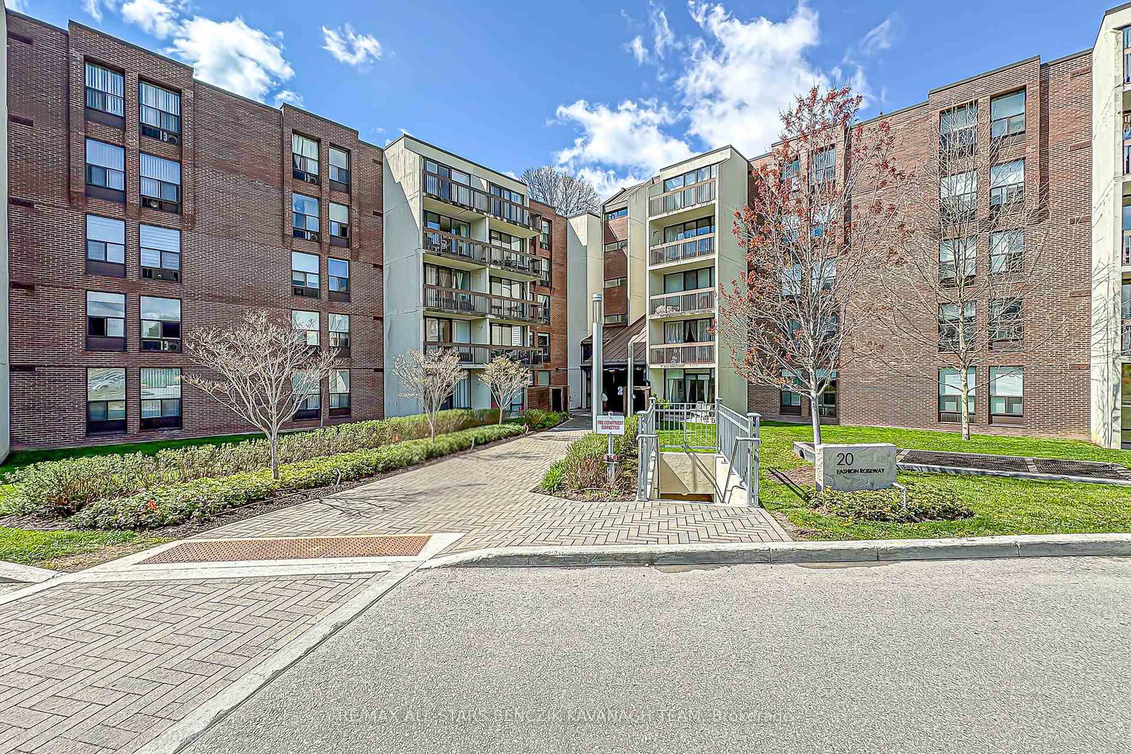 20-fashion-roseway-toronto-north-york-ontario-c13659352