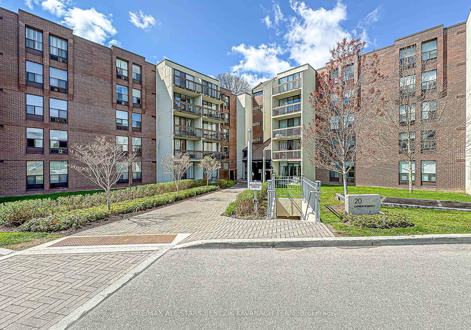 20-fashion-roseway-toronto-north-york-ontario-c13659352