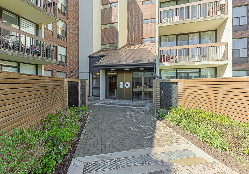 20-fashion-roseway-toronto-north-york-ontario-c13659352