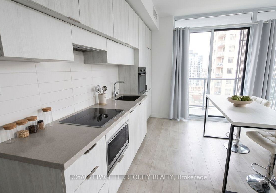 8-eglinton-avenue-e-toronto-toronto-ontario-c13659394