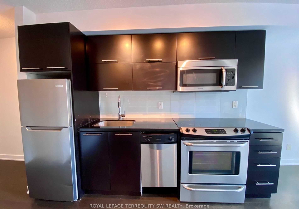126-simcoe-street-toronto-toronto-ontario-c13659670