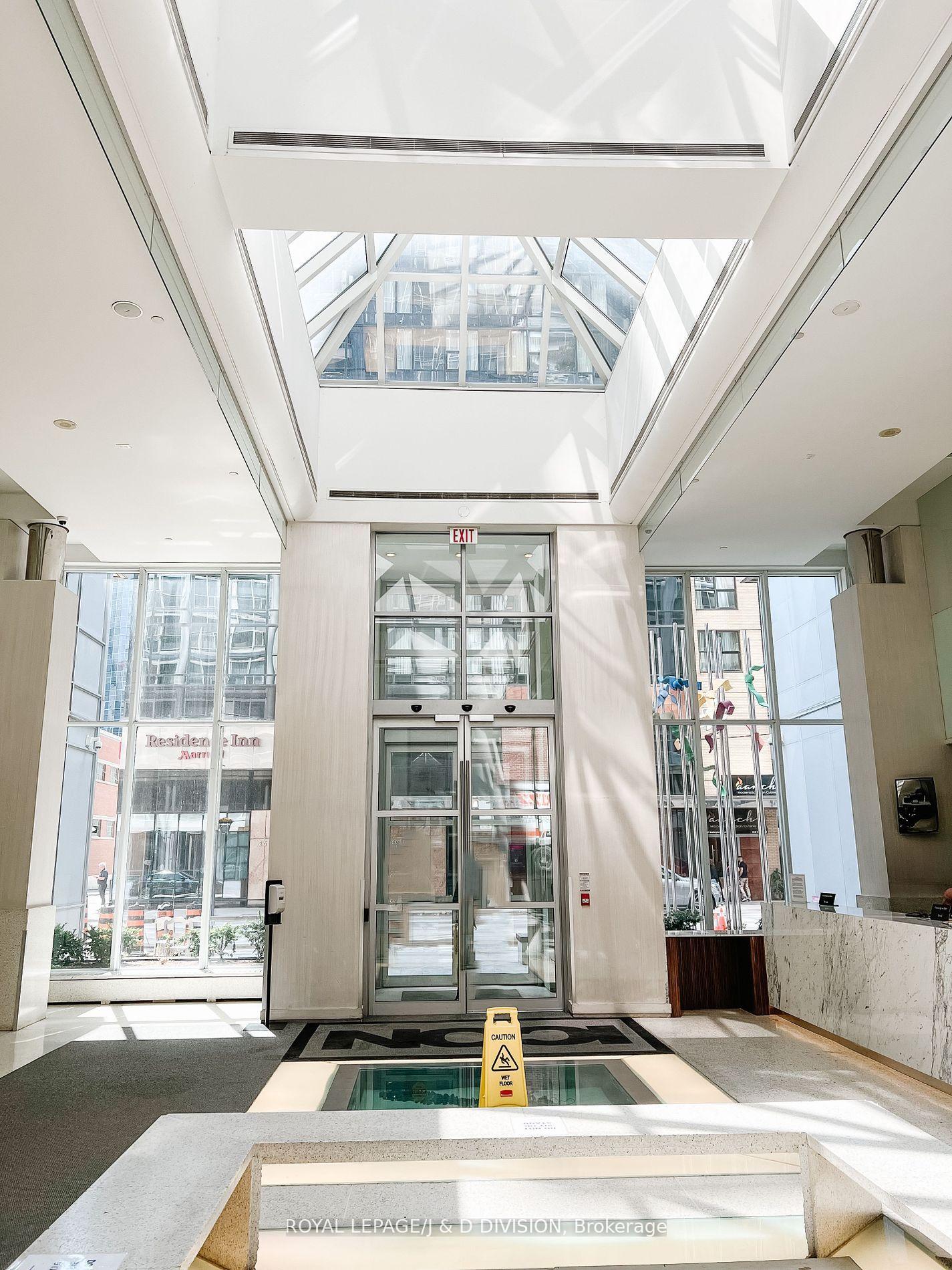 250-wellington-street-w-toronto-toronto-ontario-c13661156
