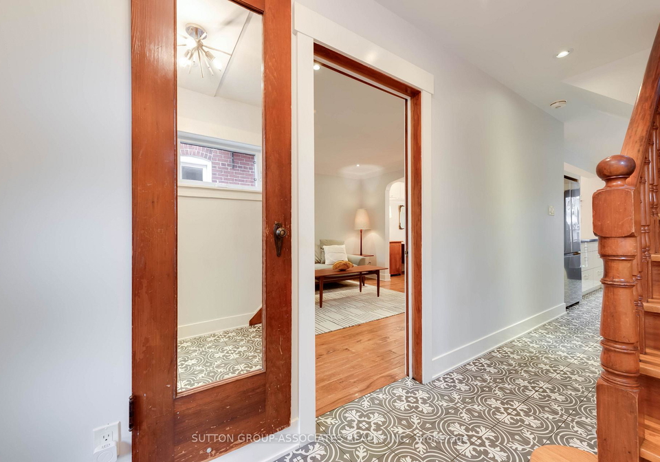 18-earnscliffe-road-toronto-toronto-ontario-c13667238