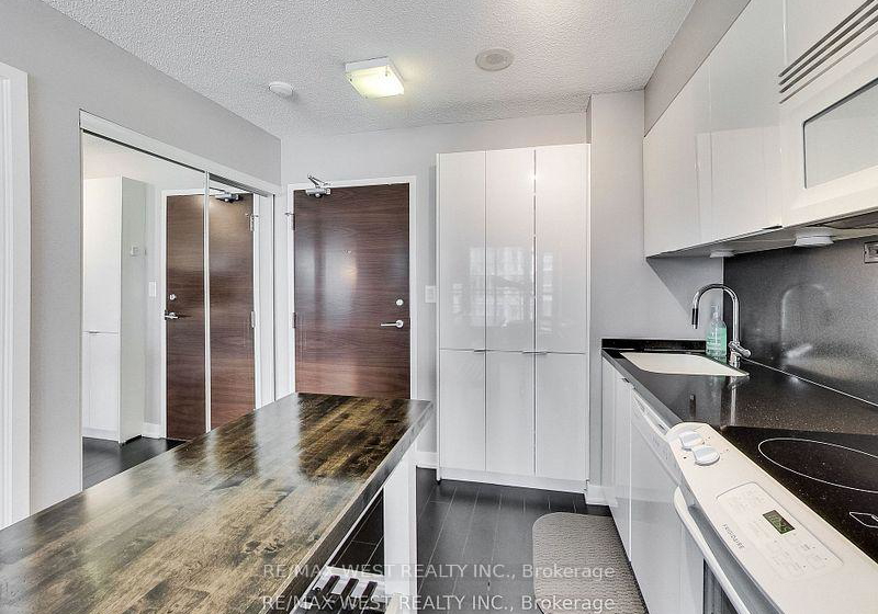 15-iceboat-terrace-toronto-toronto-ontario-c13672388