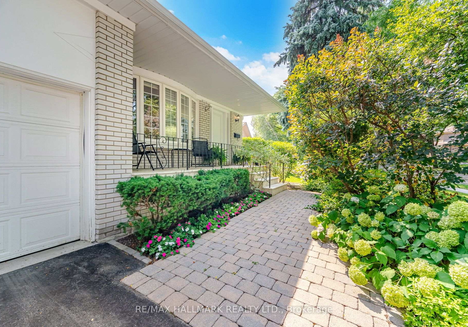 17-wellesbourne-crescent-toronto-north-york-ontario-c13673158