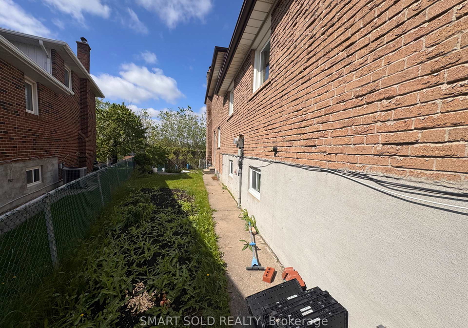 243-shawnee-circle-toronto-north-york-ontario-c13673882