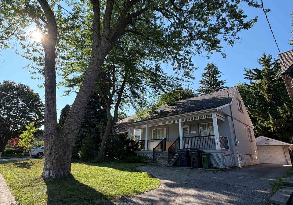 228-hollywood-avenue-toronto-north-york-ontario-c13678216