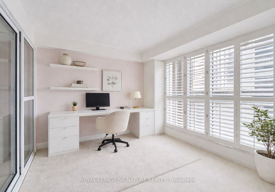 18-hollywood-avenue-toronto-north-york-ontario-c13681484