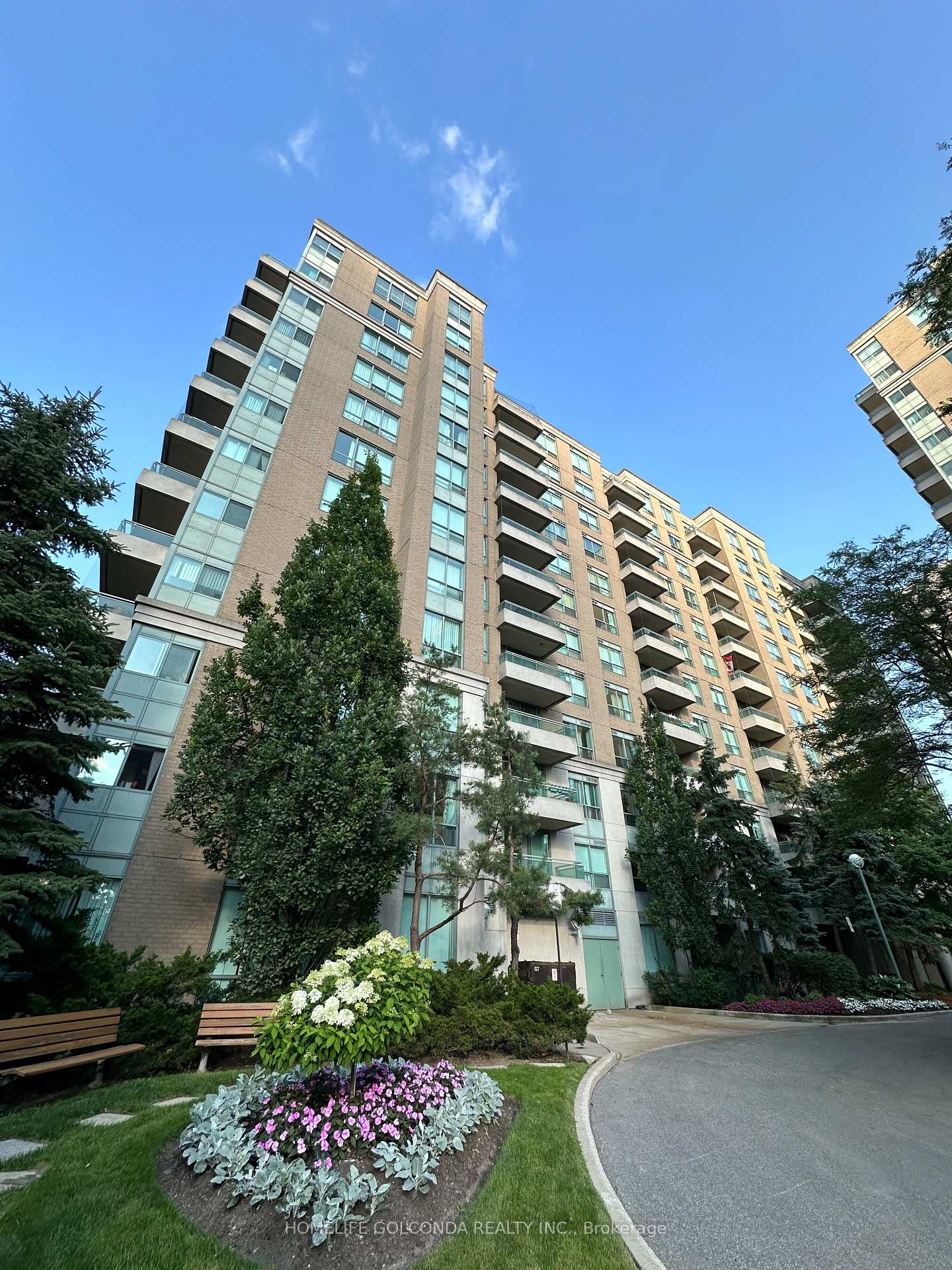 39-pemberton-avenue-toronto-north-york-ontario-c13685576