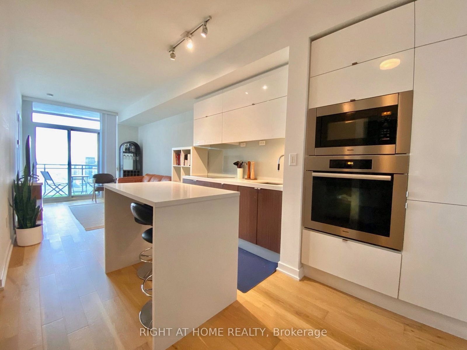 21-iceboat-terrace-toronto-toronto-ontario-c13714206