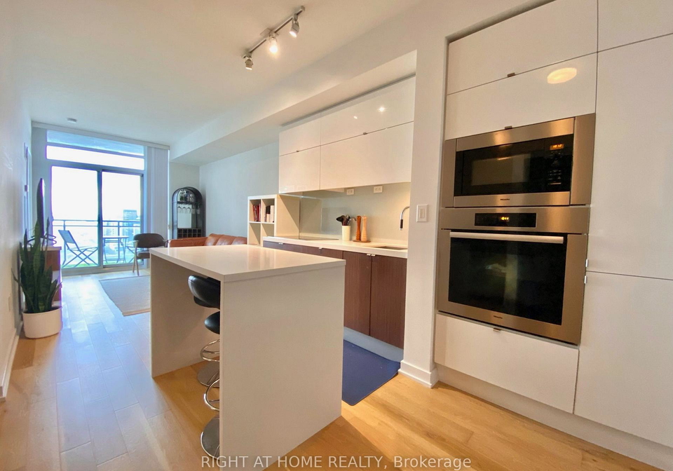 21-iceboat-terrace-toronto-toronto-ontario-c13714206