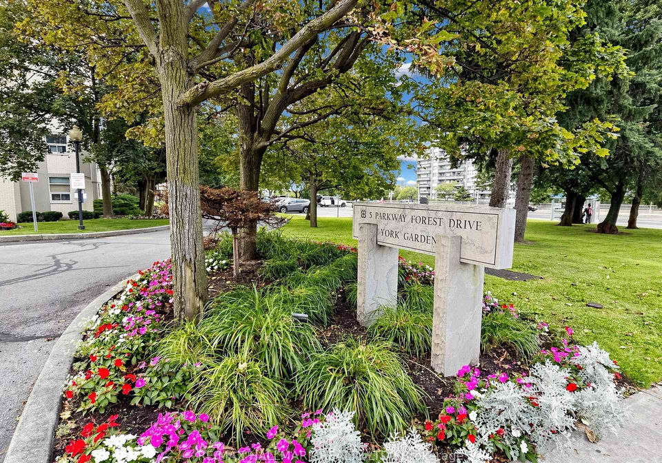 5-parkway-forest-drive-toronto-north-york-ontario-c13721710