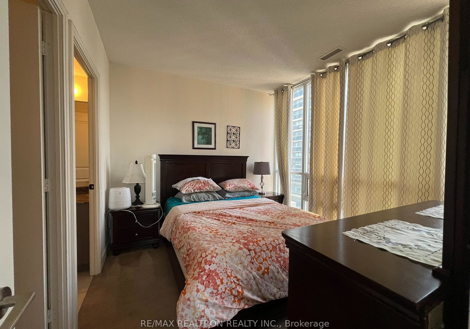 23-sheppard-avenue-e-toronto-north-york-ontario-c13723914